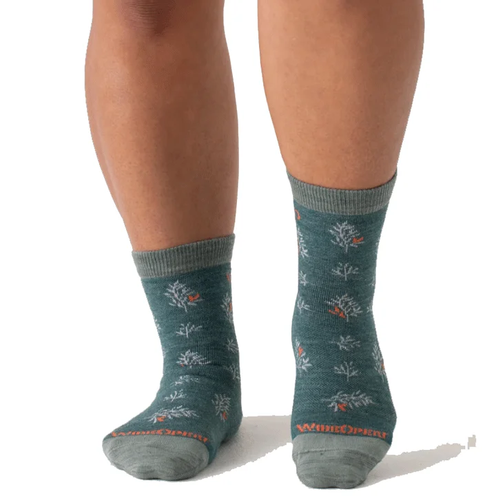 Camping hiking gear cheer-Wide Open Foliage Lightweight Micro Crew Socks Womens